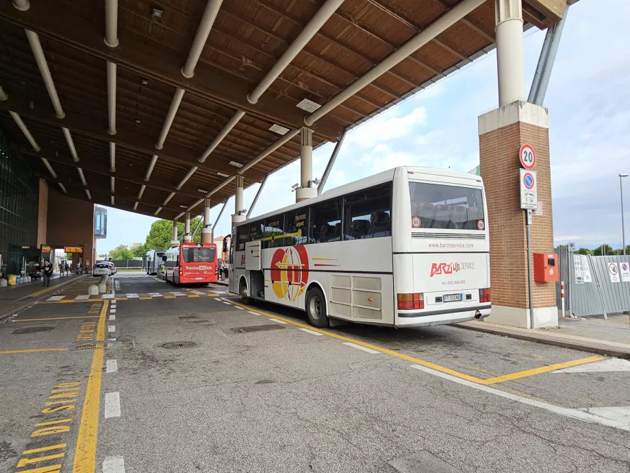 Λεωφορεία προς Βενετία, Μέστρε και Τρεβίζο AirLink (κόκκινο στη μέση)